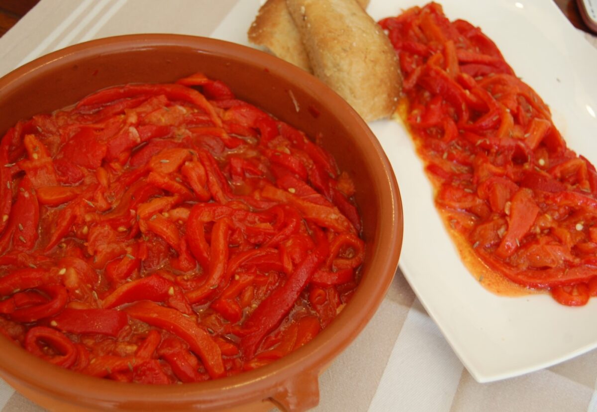 Asadillo manchego. Ensalada de pimientos asados y tomate