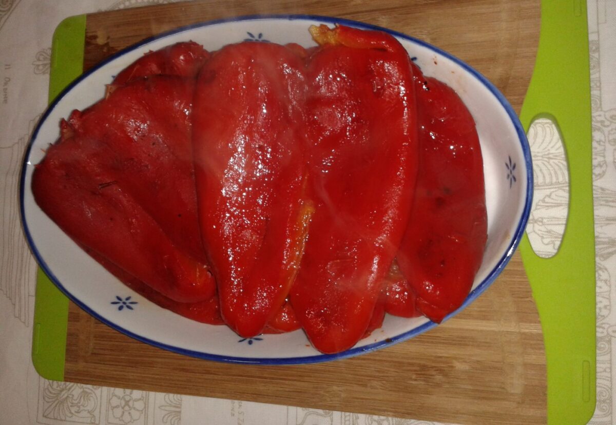 Asadillo manchego. Ensalada de pimientos asados y tomate