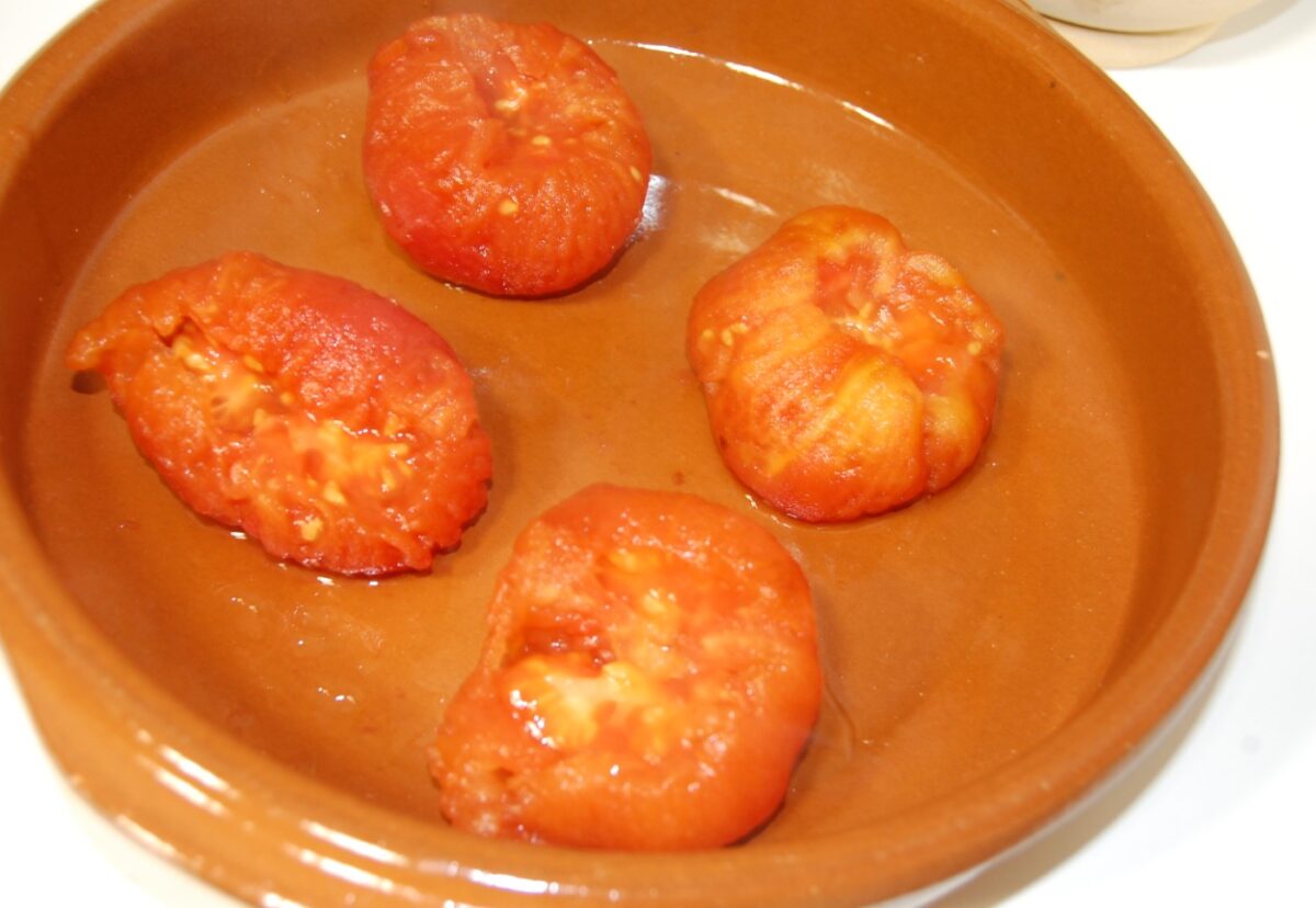 Asadillo manchego. Ensalada de pimientos asados y tomate