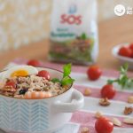 Ensalada de arroz veraniega con atún y langostinos
