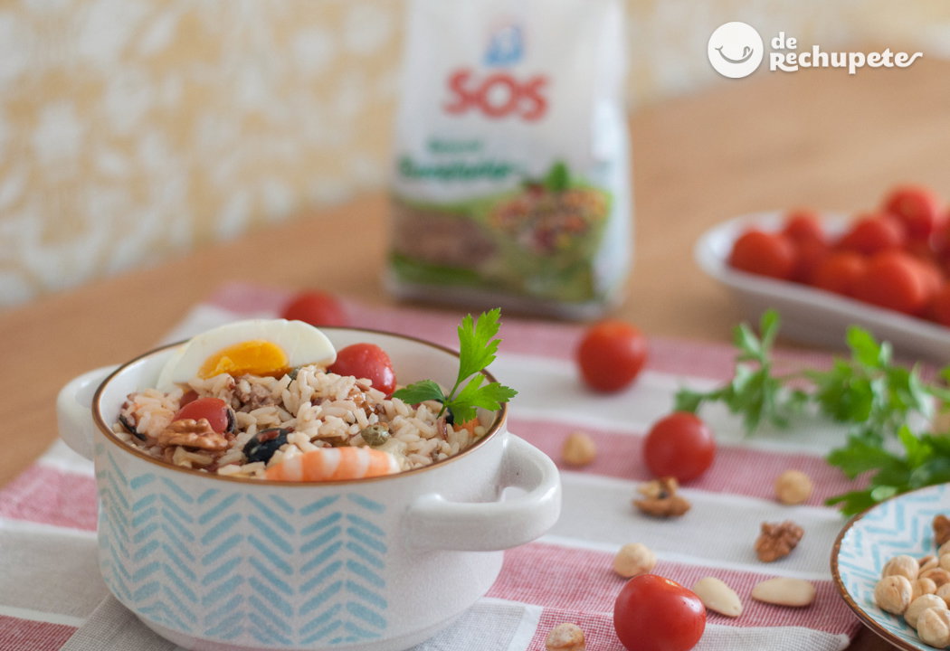 Ensalada de arroz veraniega con atún y langostinos