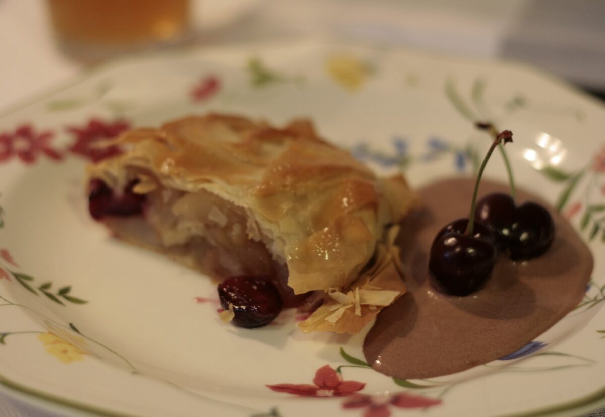 Strudel de cerezas del Jerte y manzanas