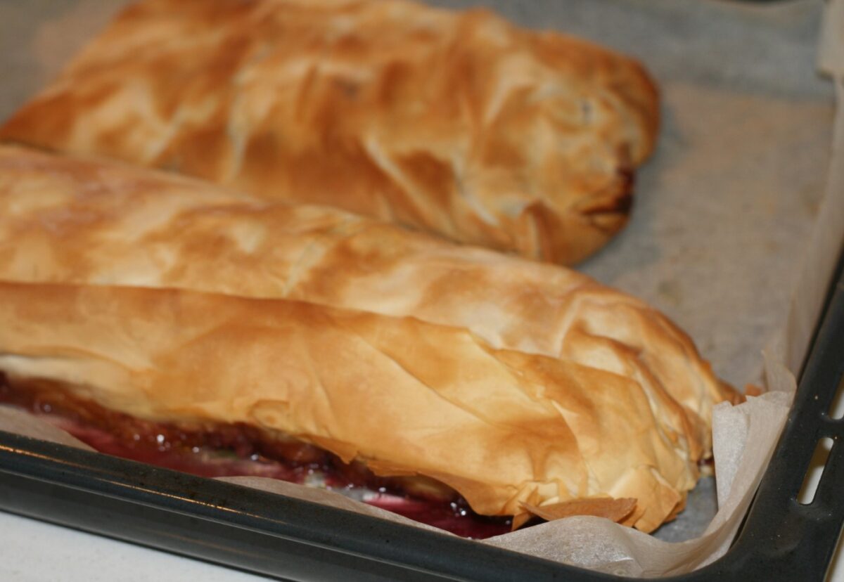 Strudel de cerezas del Jerte y manzanas