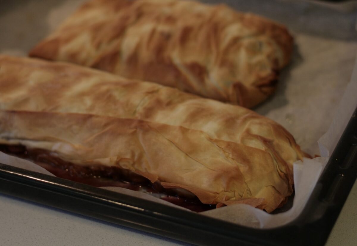 Strudel de cerezas del Jerte y manzanas