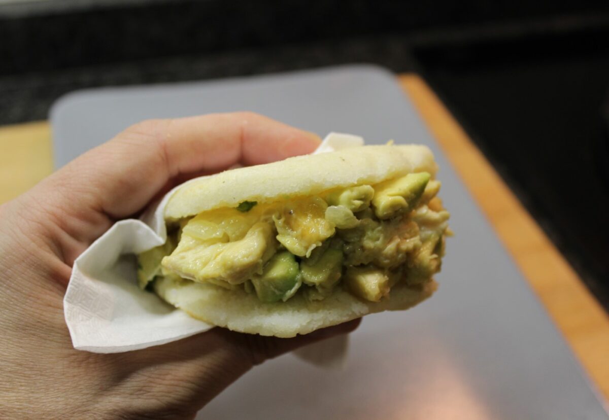 Arepas rellenas con pollo