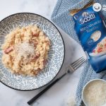 Risotto a la carbonara. Arroz tradicional italiano
