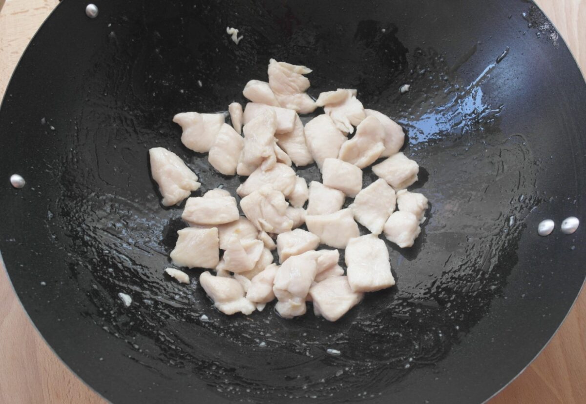 Pollo con almendras al estilo chino