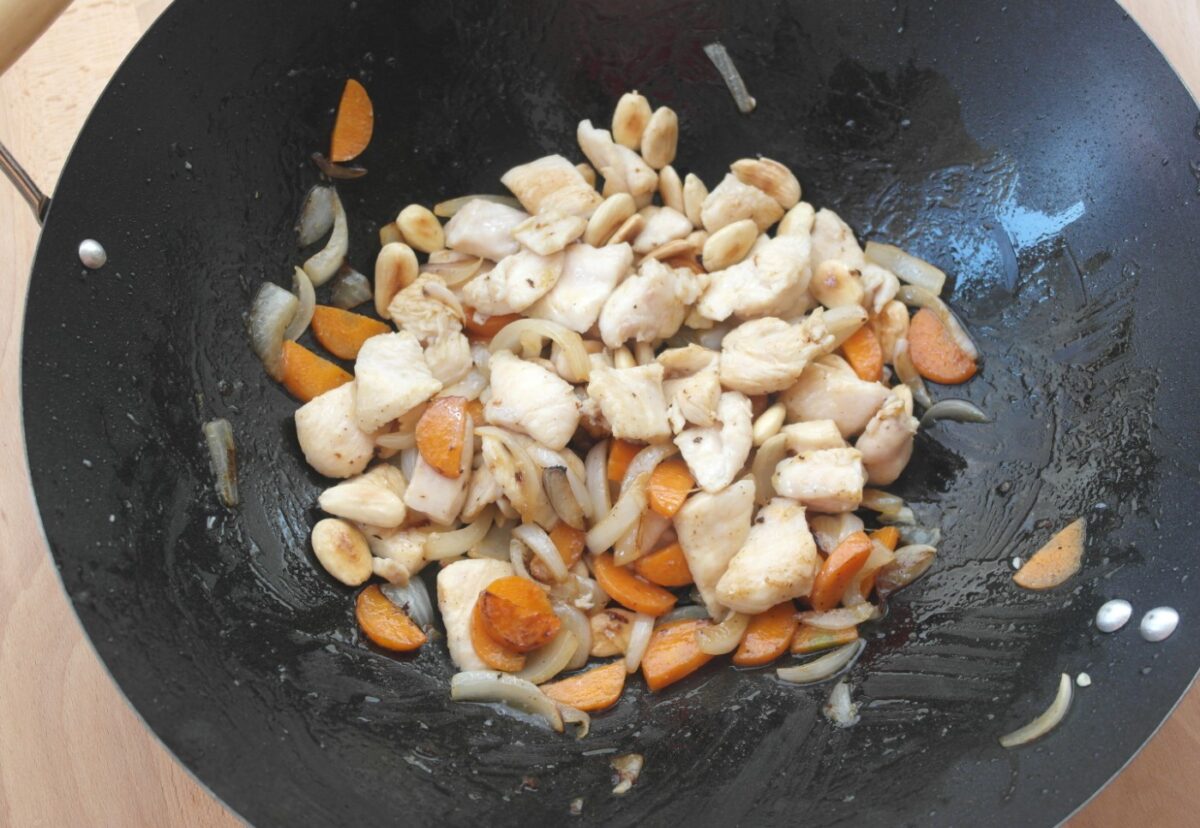 Pollo con almendras al estilo chino