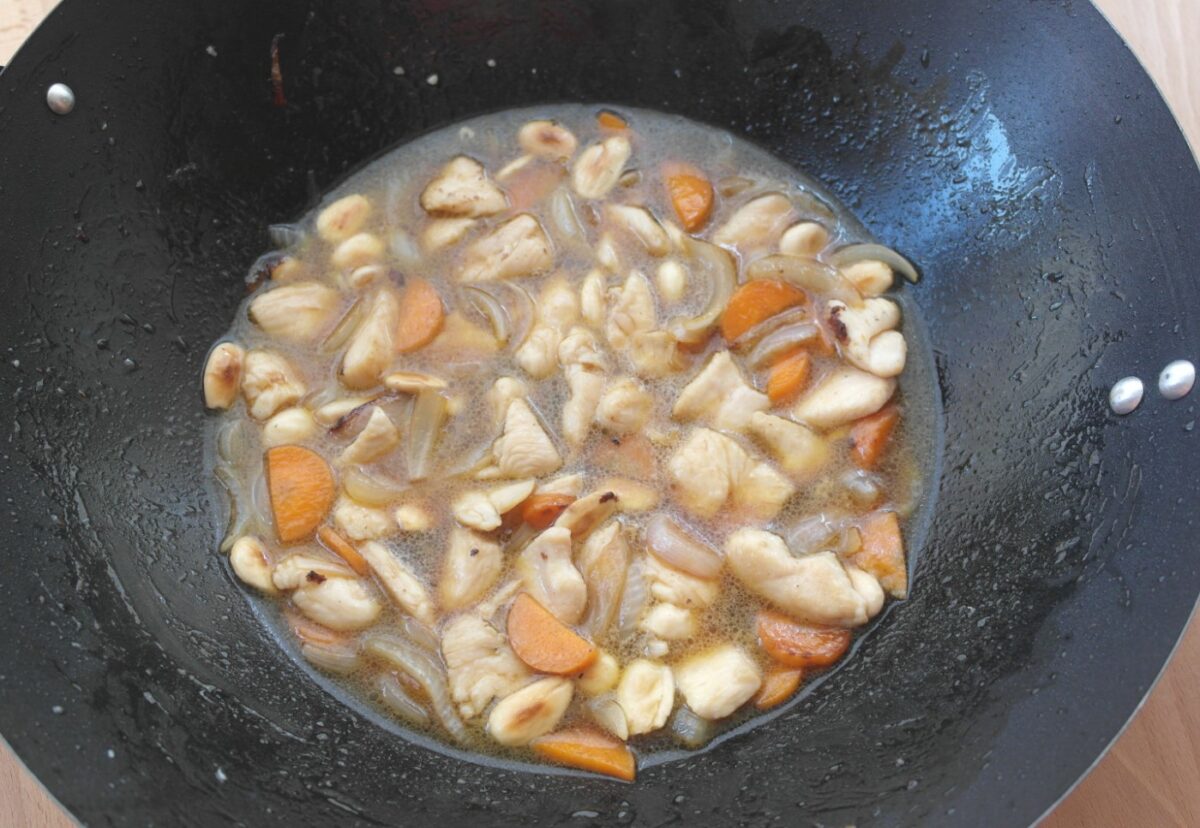 Pollo con almendras al estilo chino