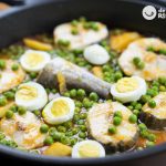 Merluza con guisantes y patatas. Receta casera paso a paso