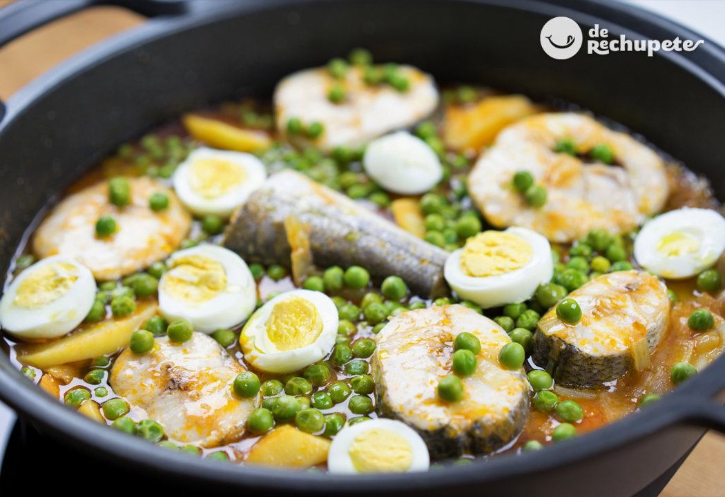 Merluza guisada con patatas y guisantes. Receta casera paso a paso