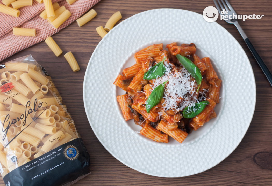 Pasta con berenjena y tomate