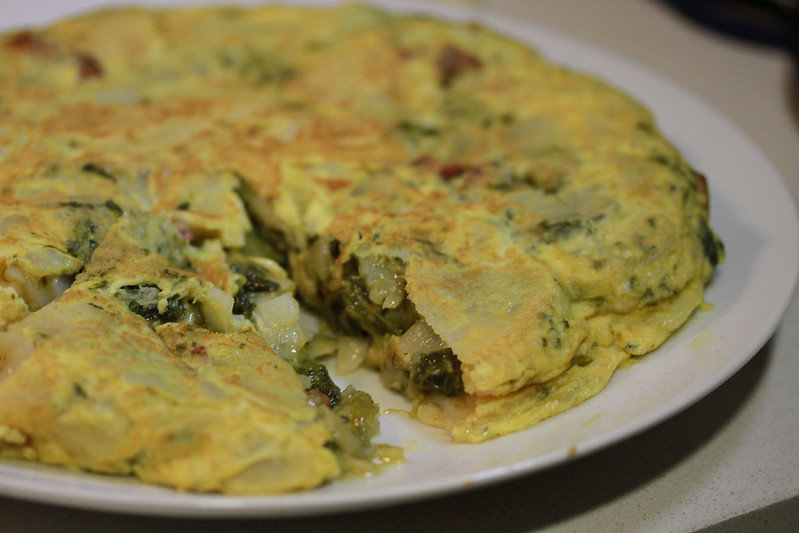 Tortilla con grelos y chorizo