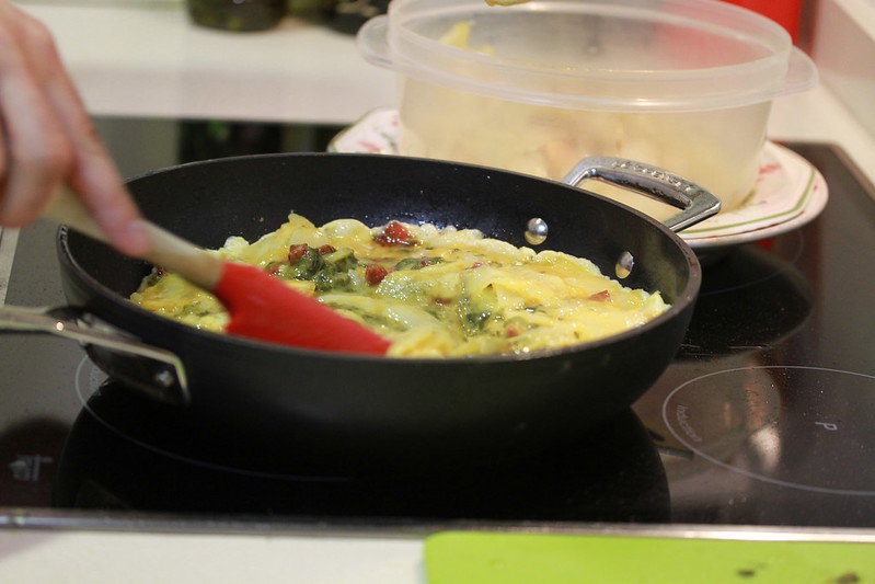 Tortilla con grelos y chorizo
