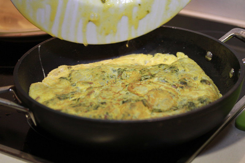 Tortilla con grelos y chorizo