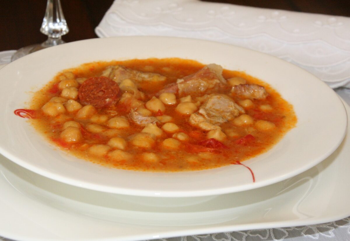 Guiso de garbanzos o garbanzas canarias
