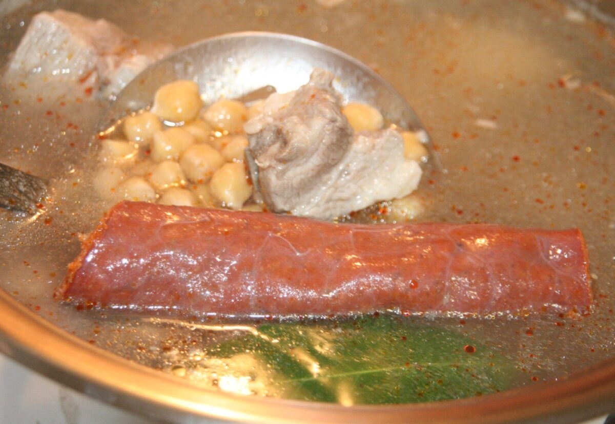 Guiso de garbanzos o garbanzas canarias