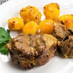 Jarrete asado al horno con patatas