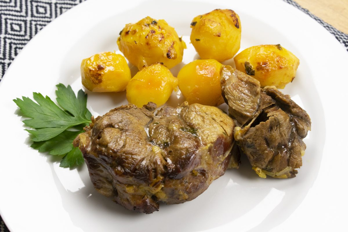 jarrete de ternera asado con patatas paso 13