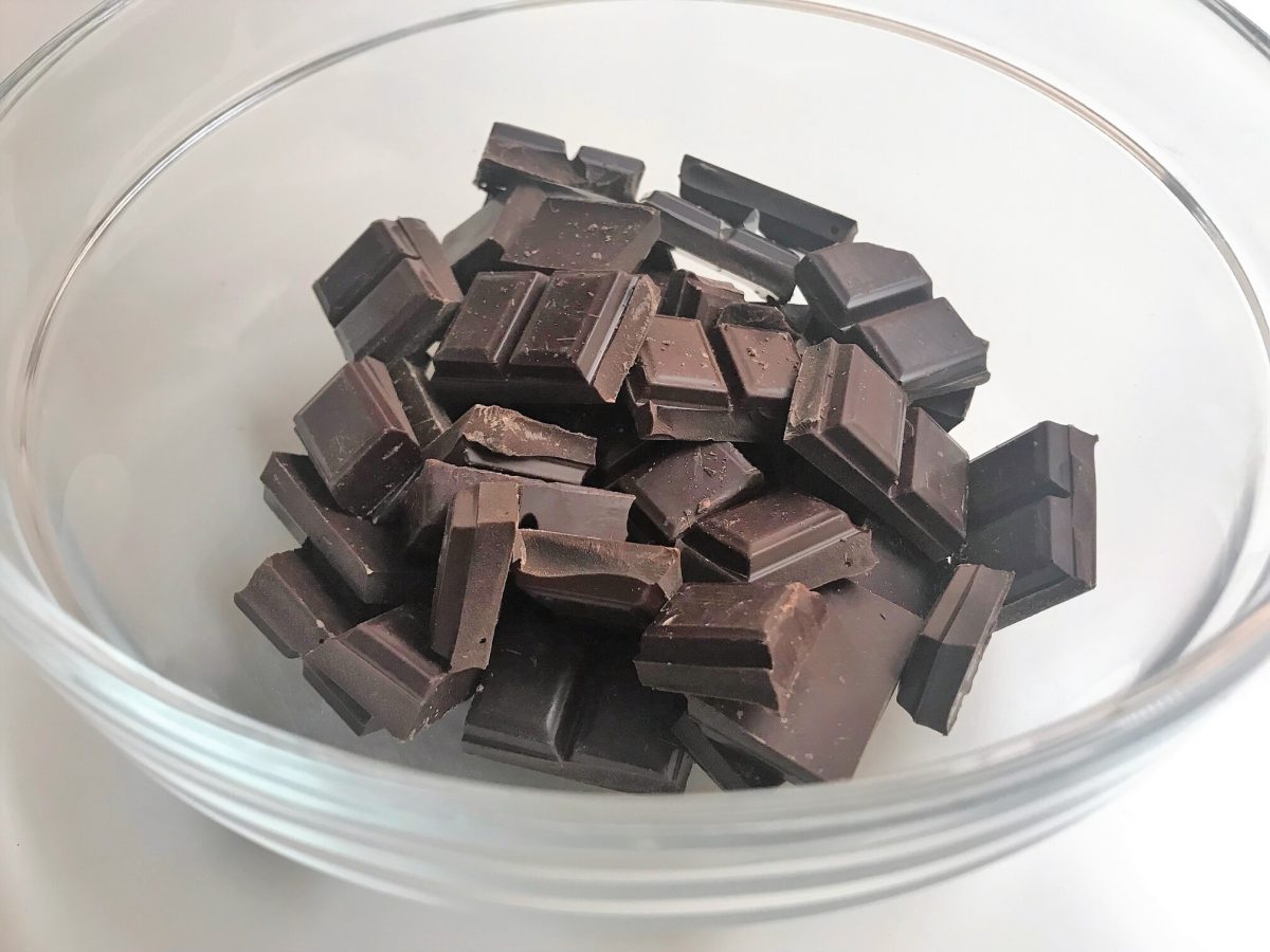 turrón de chocolate con avellanas paso 1