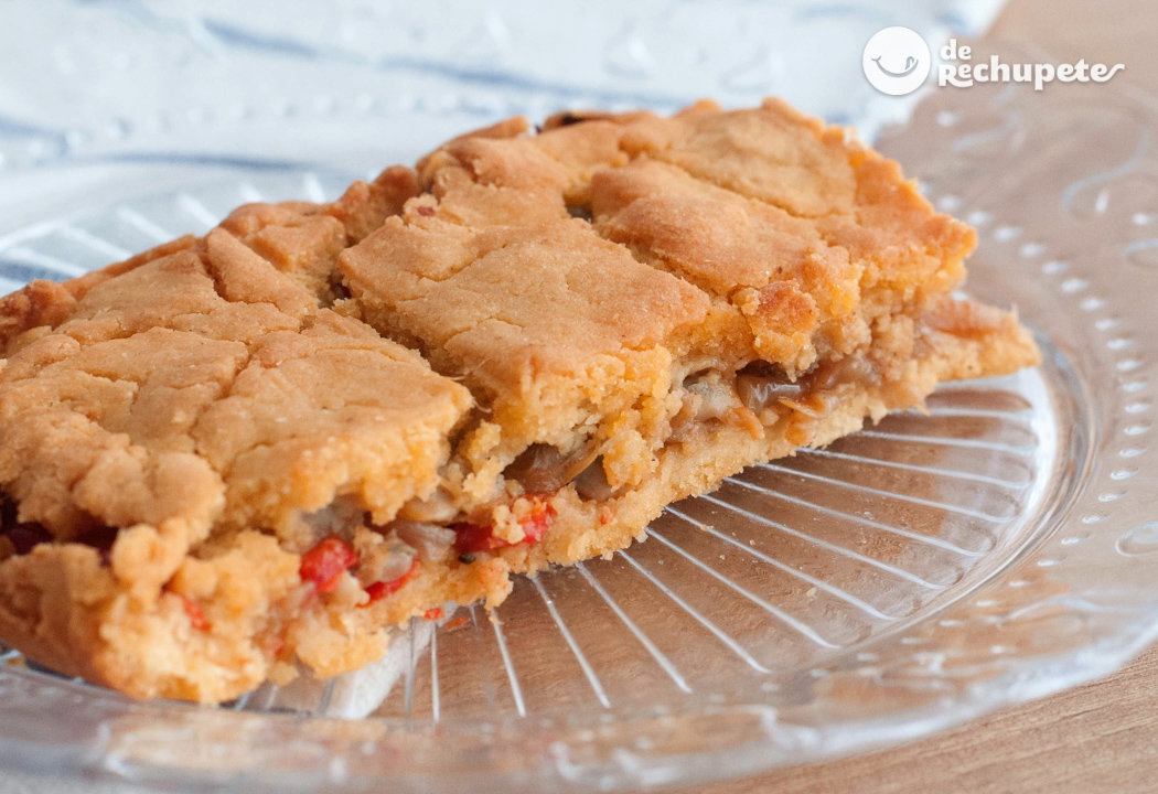 Empanada de berberechos con masa de maíz