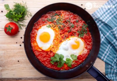 Huevos al plato con tomate
