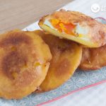 Arepas fritas rellenas de huevo