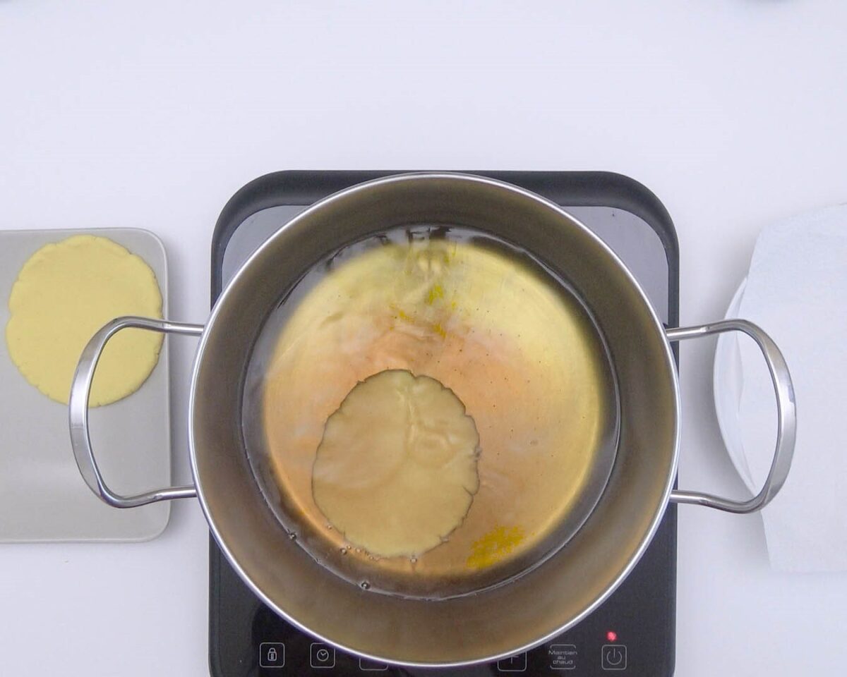 Arepas fritas rellenas de huevo