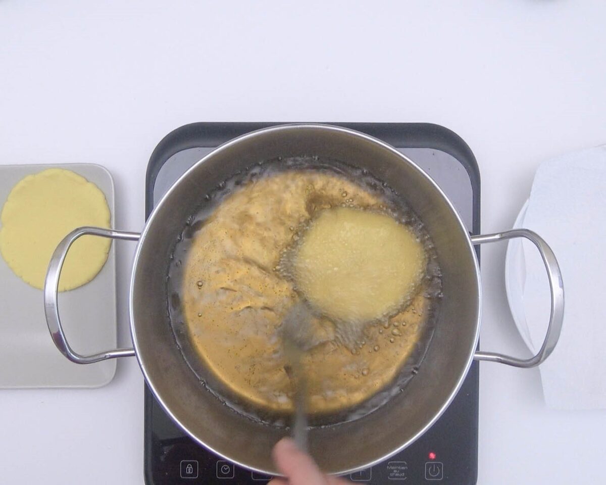 Arepas fritas rellenas de huevo