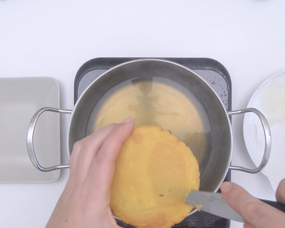 Arepas fritas rellenas de huevo