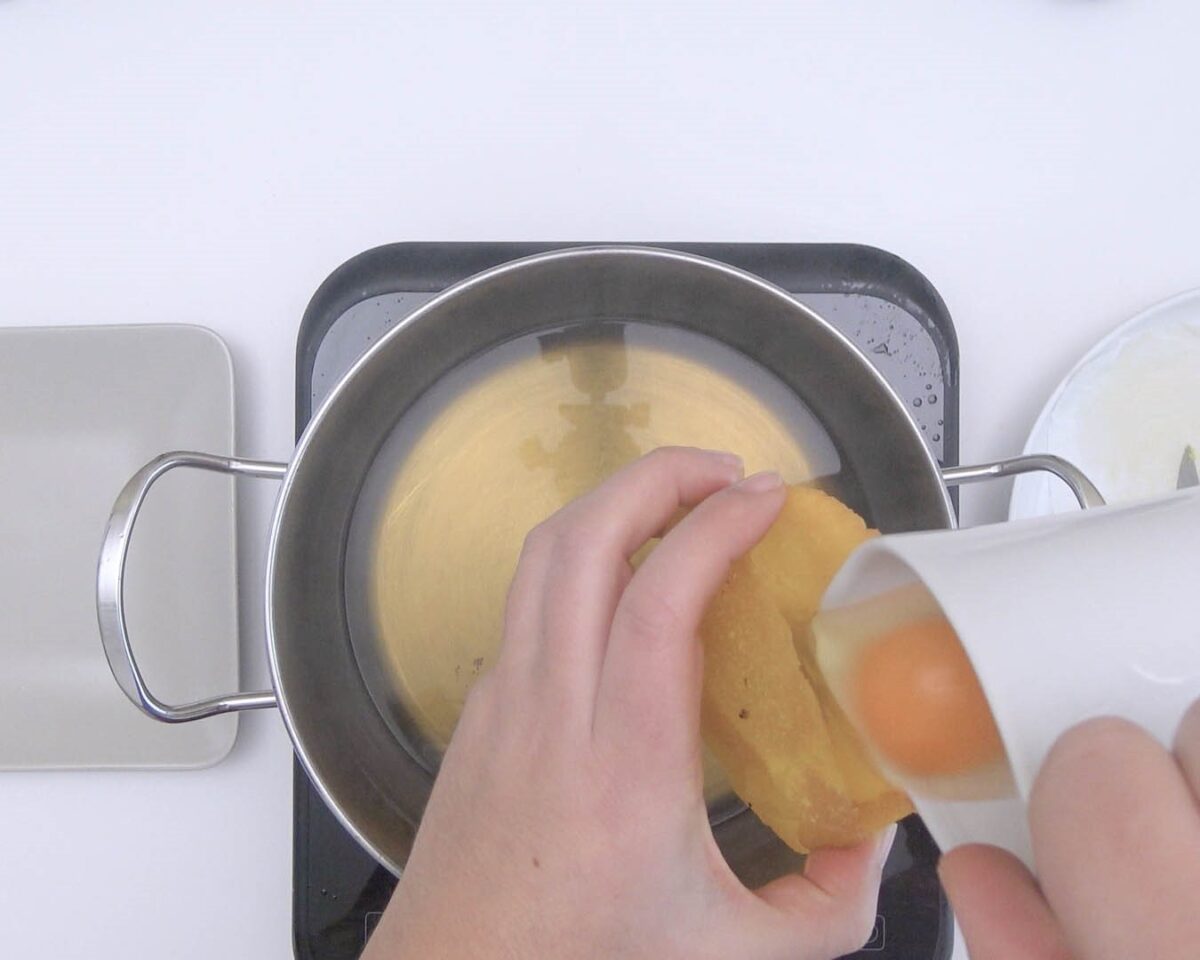 Arepas fritas rellenas de huevo