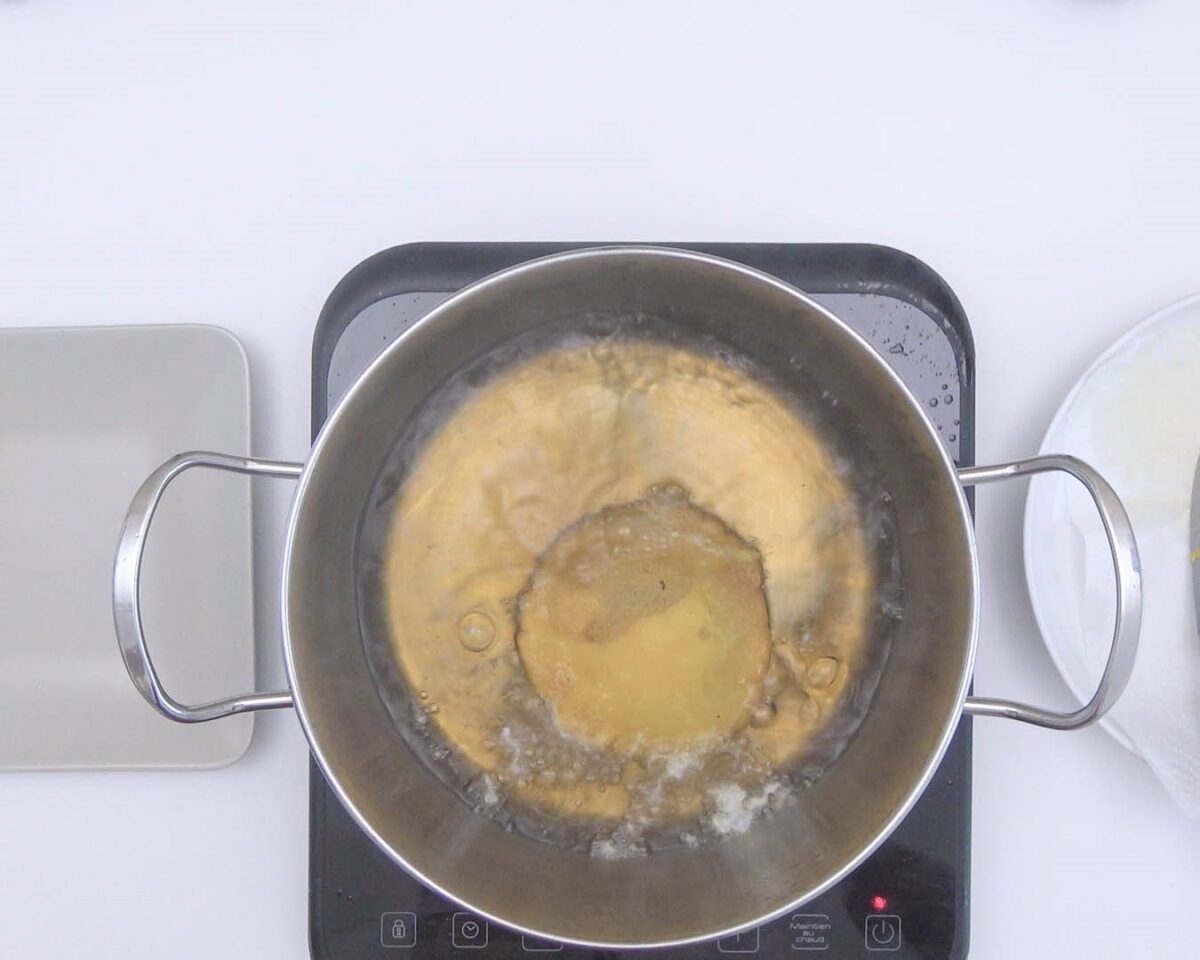 Arepas fritas rellenas de huevo