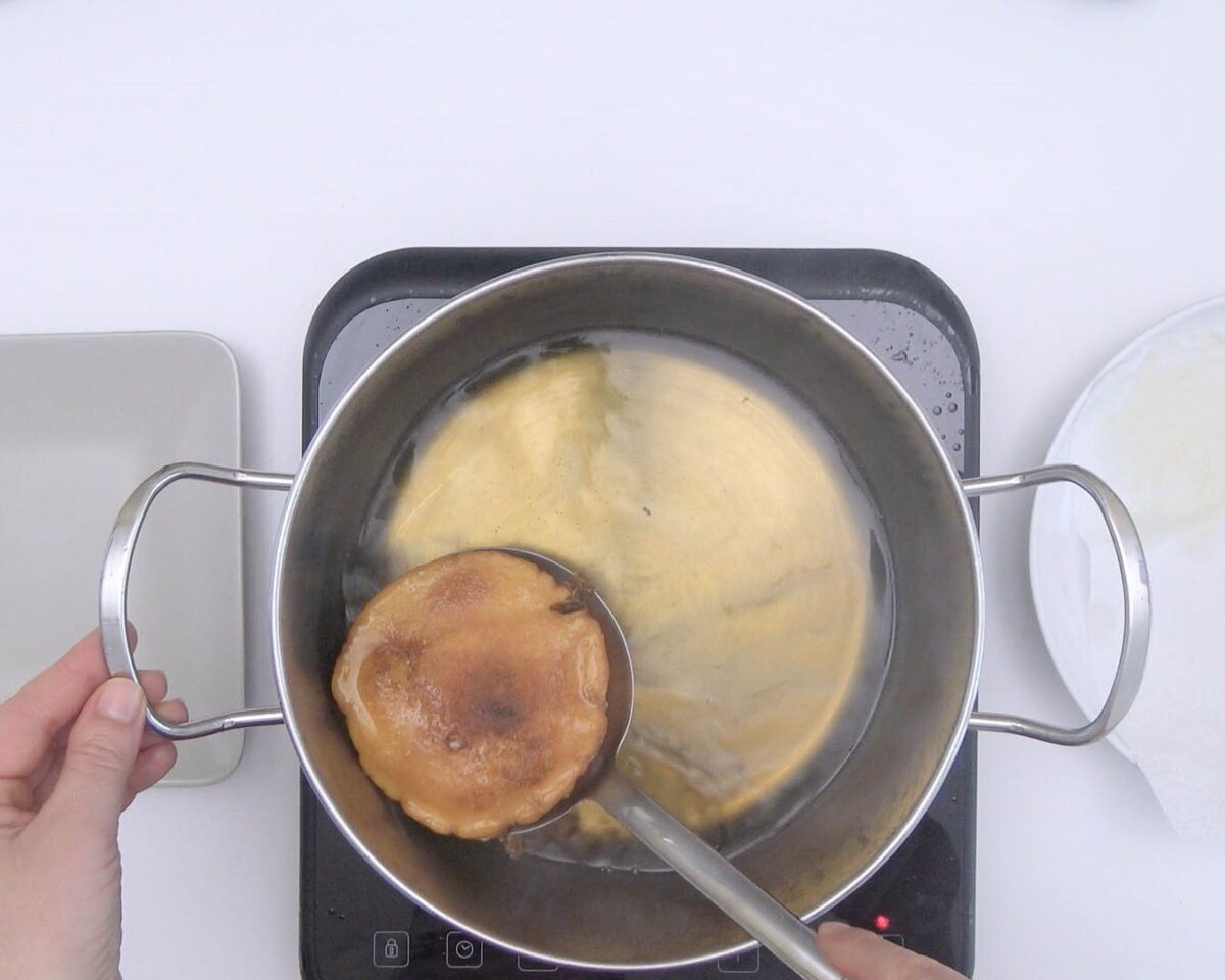 Arepas fritas rellenas de huevo