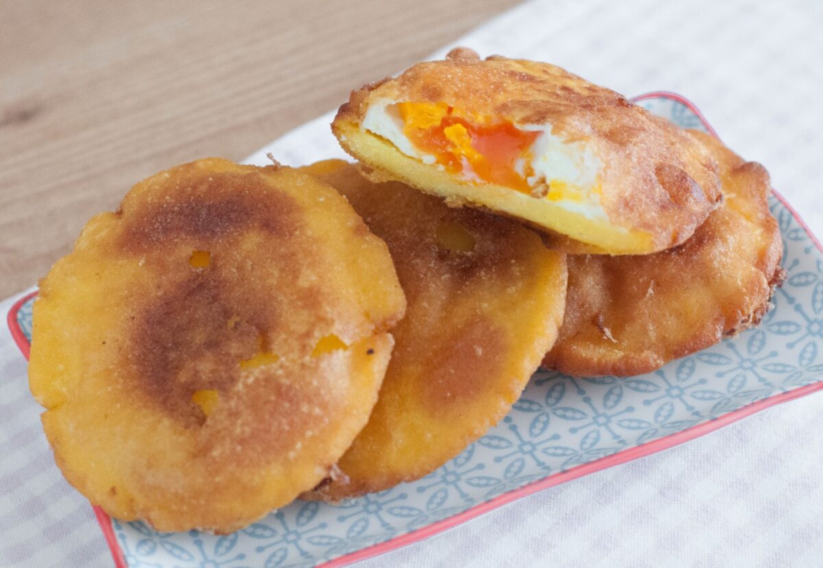 Arepas fritas rellenas de huevo