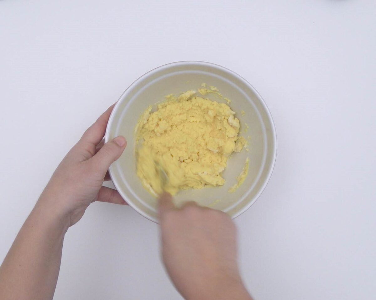 Arepas fritas rellenas de huevo
