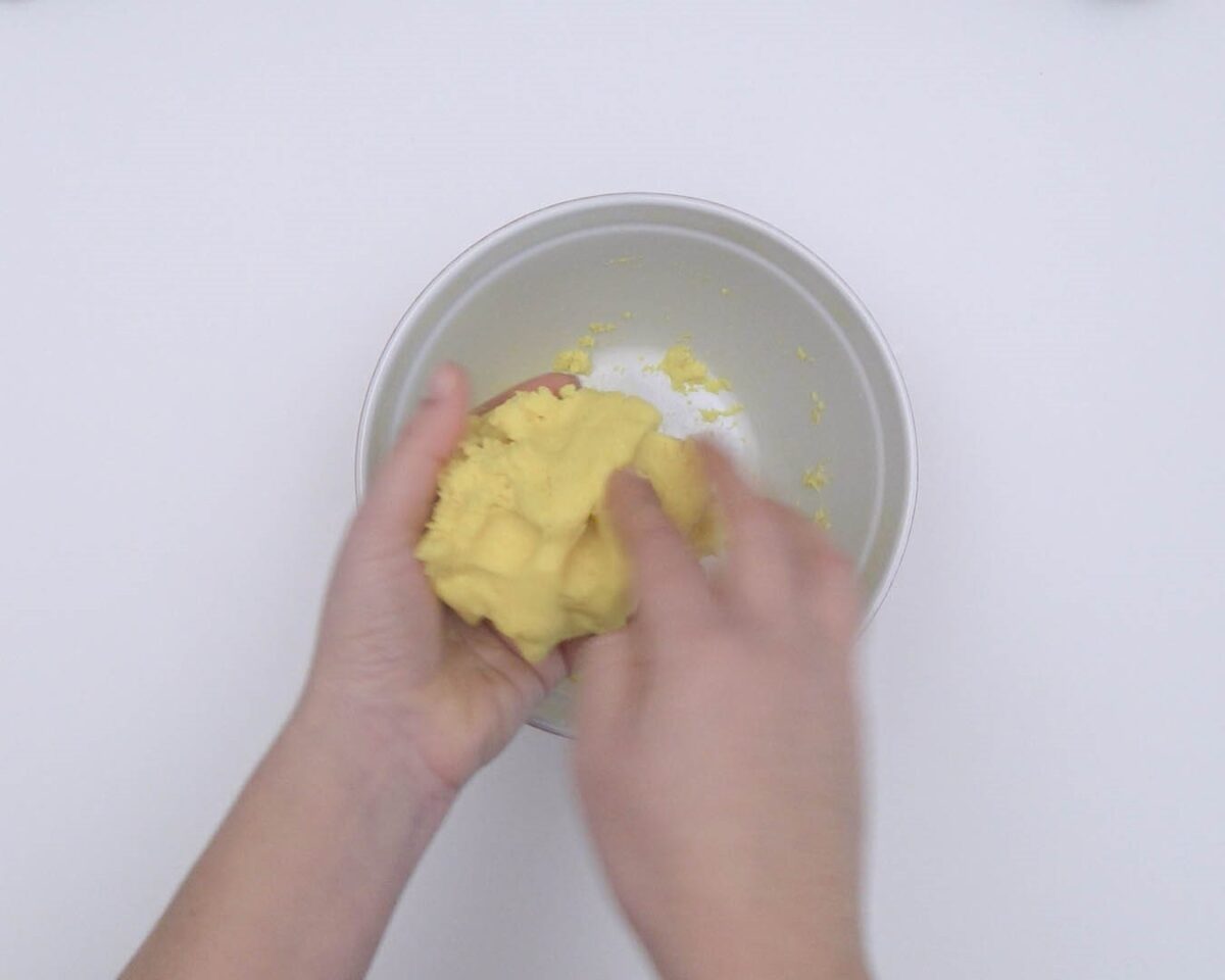 Arepas fritas rellenas de huevo