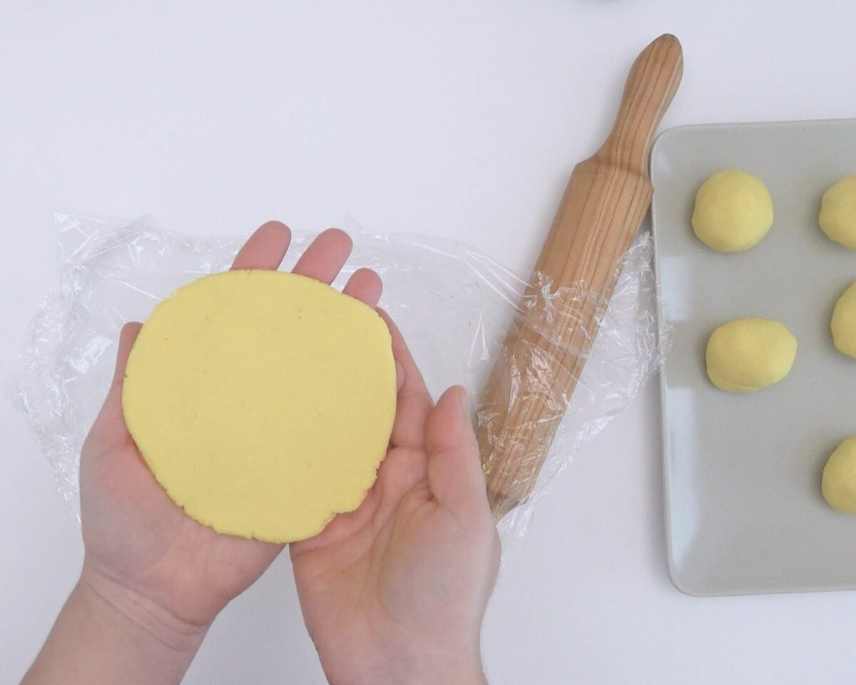 Arepas fritas rellenas de huevo