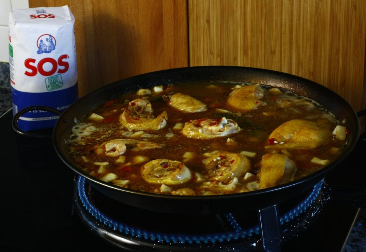 Arroz con cigalas y verduras en paella