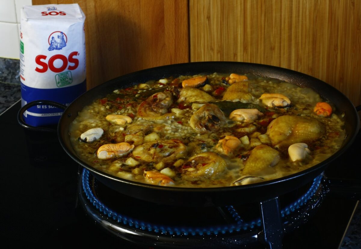 Arroz con cigalas y verduras en paella