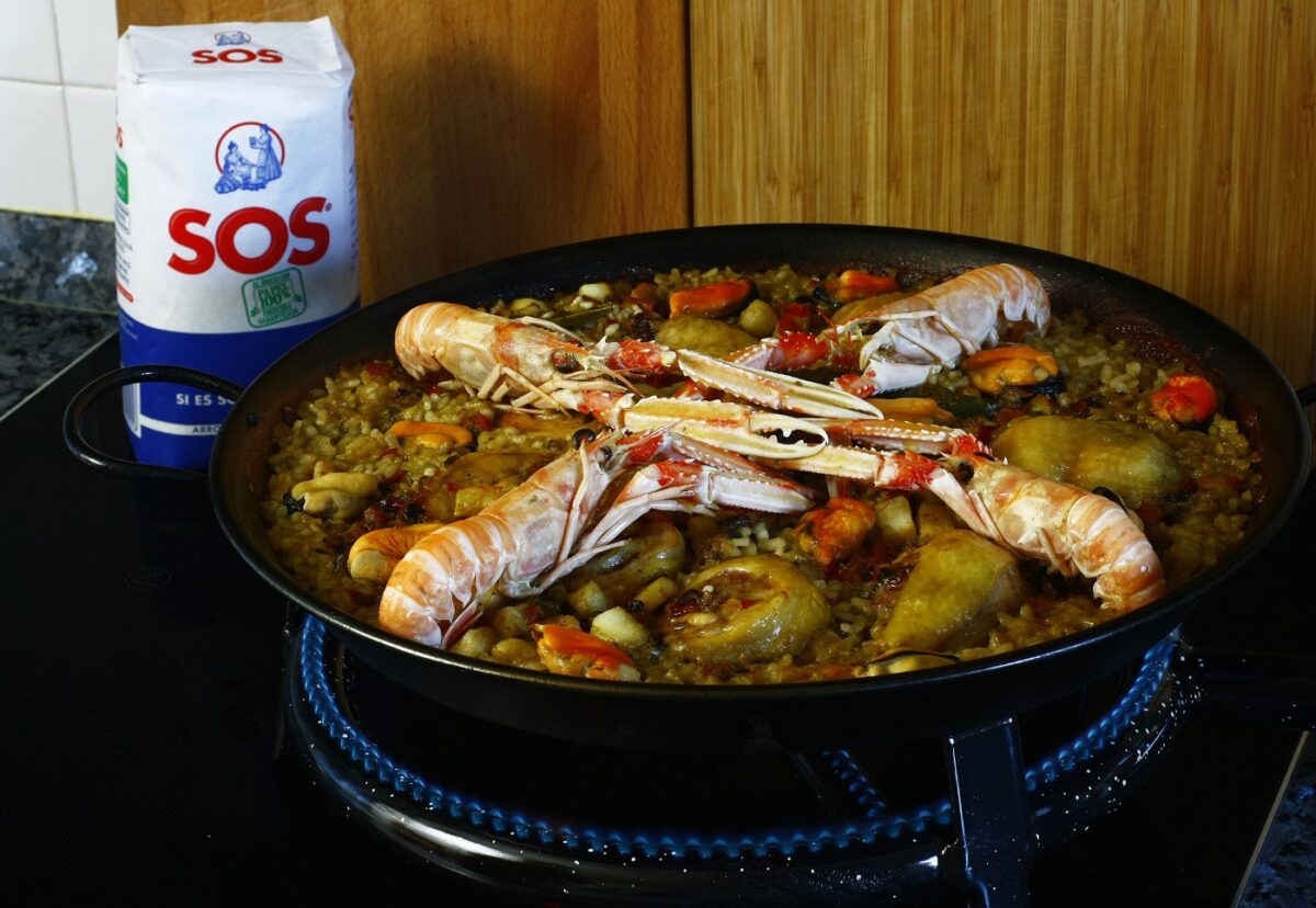 Arroz con cigalas y verduras en paella
