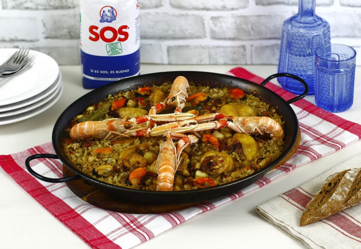 Arroz con cigalas y verduras en paella