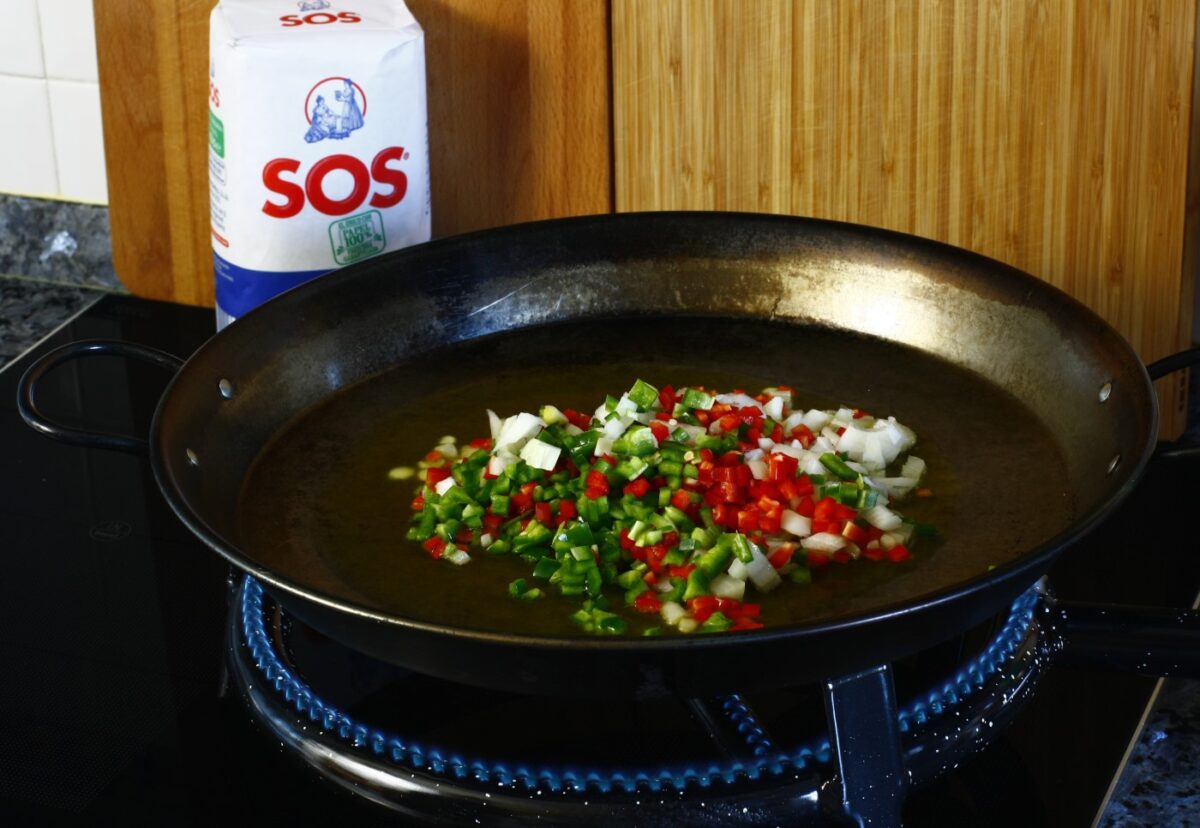 Arroz con cigalas y verduras en paella