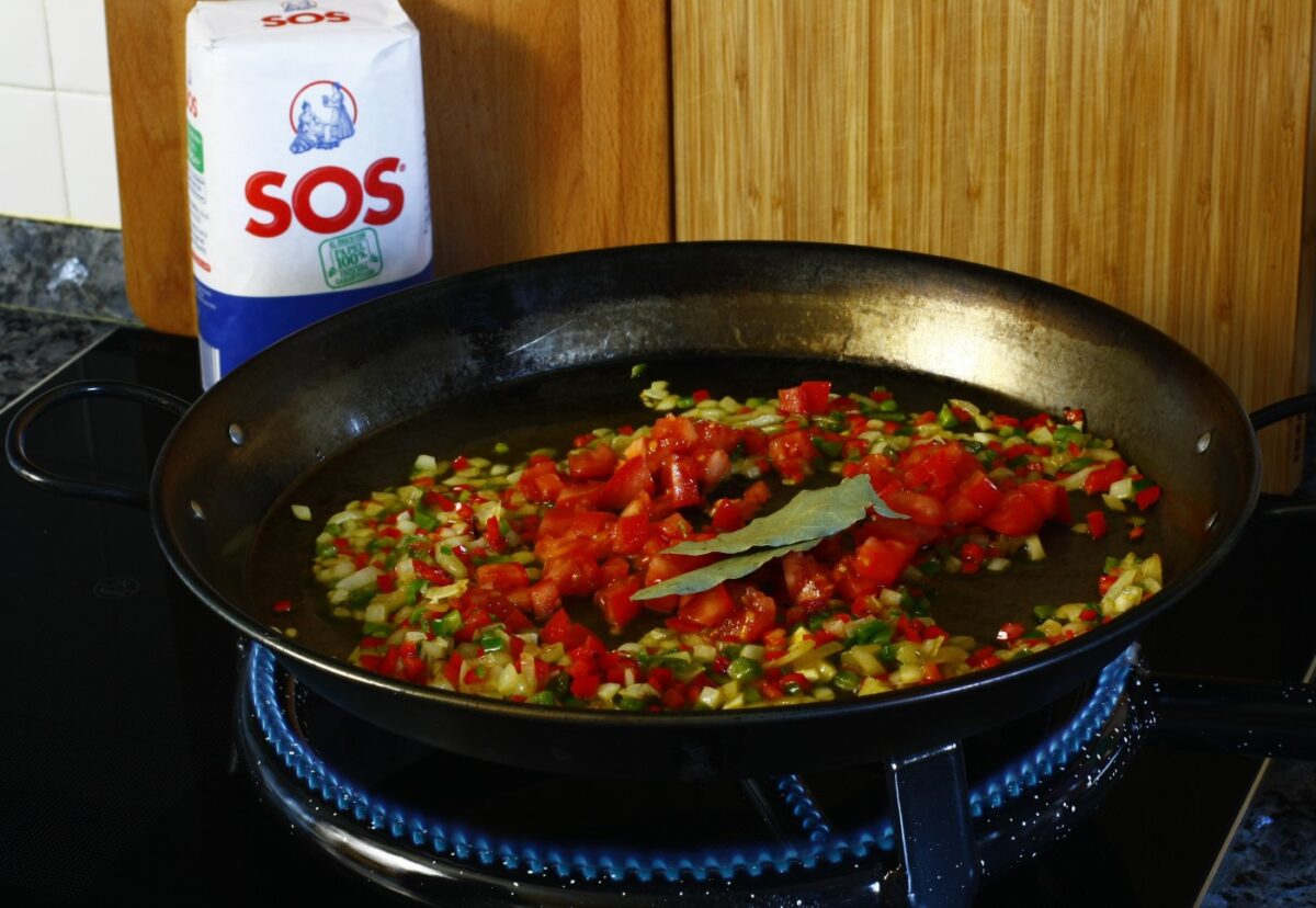 Arroz con cigalas y verduras en paella
