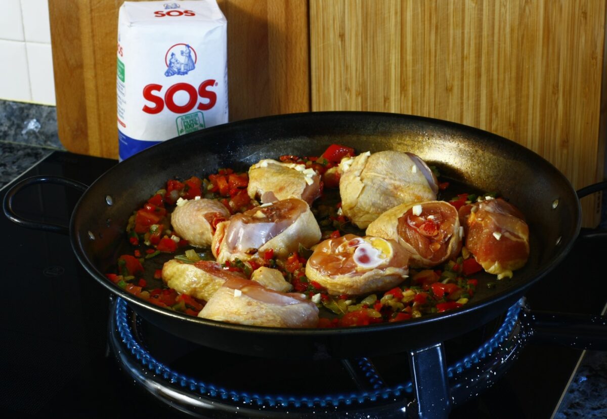 Arroz con cigalas y verduras en paella