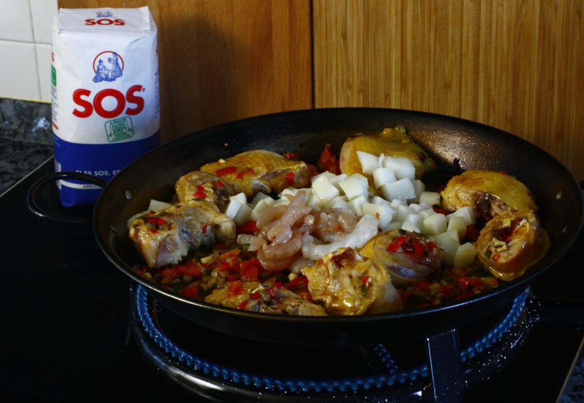 Arroz con cigalas y verduras en paella