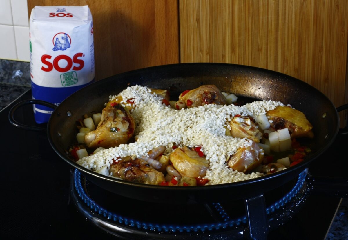 Arroz con cigalas y verduras en paella