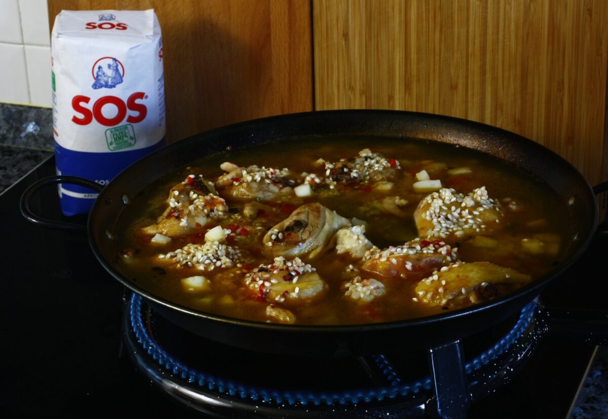 Arroz con cigalas y verduras en paella