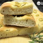 Focaccia italiana de aceitunas verdes y romero