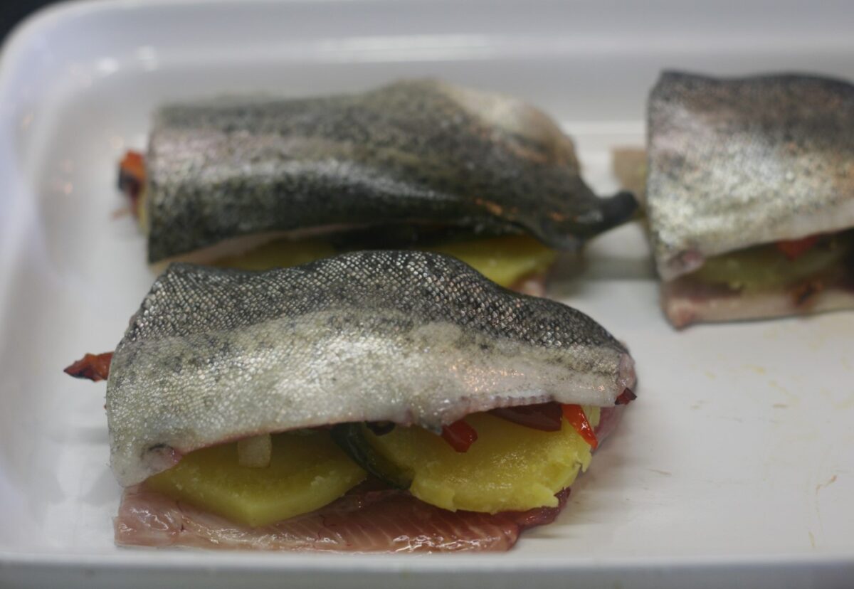Milhojas de trucha con patatas y verduras