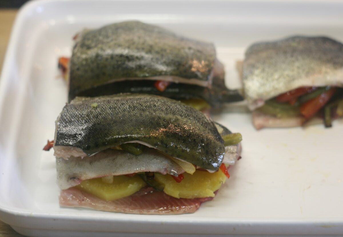 Milhojas de trucha con patatas y verduras